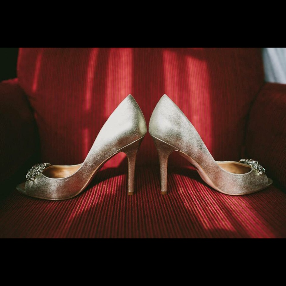 Badgly Mischka gold pumps size 7.5